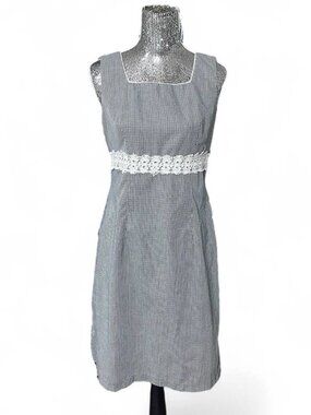 A long-sleeved dress with a retro black and white checkered pattern